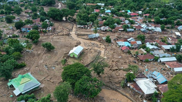 Kerusakan Yang Diakibatkan Banjir Bandang di Waiwerang, Adonara Timur, Kabupaten Flores Timur. (ANTARA/ADITYA PRADANA PUTRA)