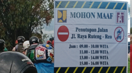 Foto : Papan informasi Jadwal Penutupan Jalan Raya Ruteng-Reo (Gabriel/Newslinentt) 