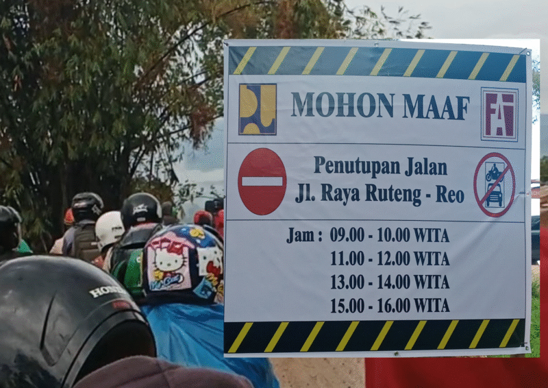Foto : Papan informasi Jadwal Penutupan Jalan Raya Ruteng-Reo (Gabriel/Newslinentt) 