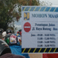 Foto : Papan informasi Jadwal Penutupan Jalan Raya Ruteng-Reo (Gabriel/Newslinentt) 