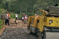 Wakil ketua II DPRD Kabupaten Manggarai, Thomas Tahir pantau pengerjaan lapen Lempo-Ringkas. (Foto: Gabriel/Newsline.id)