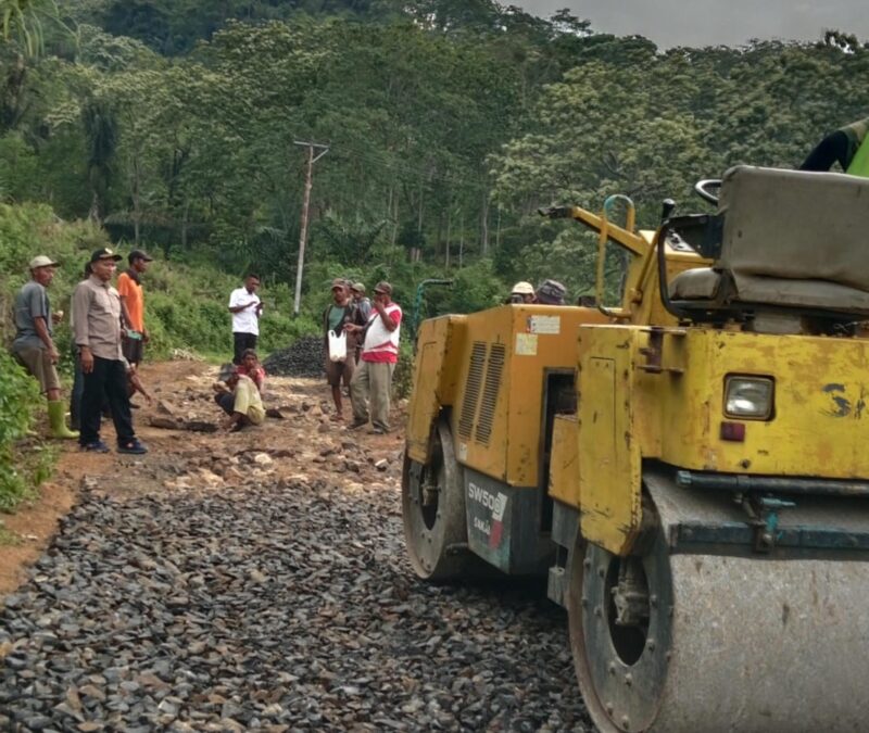 Wakil ketua II DPRD Kabupaten Manggarai, Thomas Tahir pantau pengerjaan lapen Lempo-Ringkas. (Foto: Gabriel/Newsline.id)