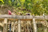 TNI dan warga sedang melakukan Plesteran pada saluran irigasi (Foto:Gabriel/newslinentt) 