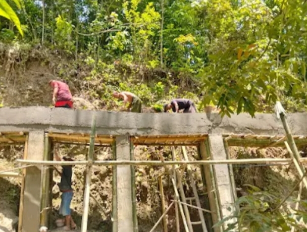 TNI dan warga sedang melakukan Plesteran pada saluran irigasi (Foto:Gabriel/newslinentt) 