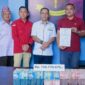 Heribert Aswin Muriadi Mahu (kaos merah), anak terpidana kasus korupsi proyek tong sampah Yustinus Mahu, saat menyerahkan uang pengganti ratusan juta di Kantor Kejaksaan Negeri Manggarai pada 22 Oktober 2025. (Dok: Kejari Manggarai)