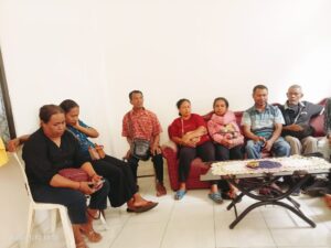 Keluarga korban saat berada di Kantor Dinas Pendidikan dan Kebudayaan Kabupaten Kupang guna melaporkan dugaan tindakan tidak bertanggung jawab yang dilakukan oleh oknum PPPK, Senin (12/1/2026). ‎