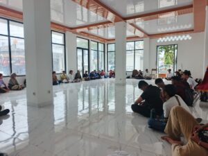 Proses diskusi FMN–IMM saat membahas peran dan posisi perempuan dalam perspektif Kemuhammadiyahan dan gerakan demokratis nasional di Universitas Muhammadiyah Kupang. (Dok: Newsline/ Yanto)