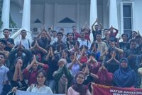 Foto Bersama Dua organisasi FMN cabang Kupang dan IMM Kupang Setelah usai diskusi publik.(Dok.FMN).