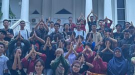 Foto Bersama Dua organisasi FMN cabang Kupang dan IMM Kupang Setelah usai diskusi publik.(Dok.FMN).