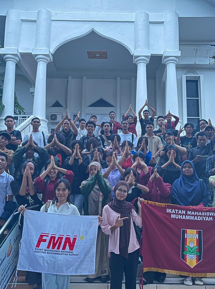 Foto Bersama Dua organisasi FMN cabang Kupang dan IMM Kupang Setelah usai diskusi publik.(Dok.FMN).