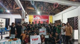 Foto bersama Dewan Pimpinan Pusat, kawan-kawan delegasi FMN, serta para hadirin dan tamu undangan usai kegiatan Closing Pleno IV DPP FMN di STT Abal Balat Kupang, Selasa (27/1/2026). (Dok: FMN)
‎
