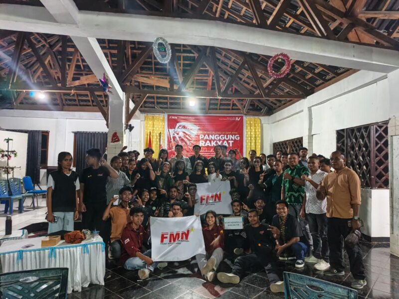 Foto bersama Dewan Pimpinan Pusat, kawan-kawan delegasi FMN, serta para hadirin dan tamu undangan usai kegiatan Closing Pleno IV DPP FMN di STT Abal Balat Kupang, Selasa (27/1/2026). (Dok: FMN)
‎
