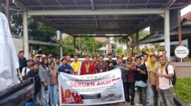Aliansi Mahasiswa Pencari Keadilan menggelar aksi di Kejati NTT terkait dugaan korupsi RS Pratama Wewiku, Kabupaten Malaka. (Doc.Istimewa)
‎