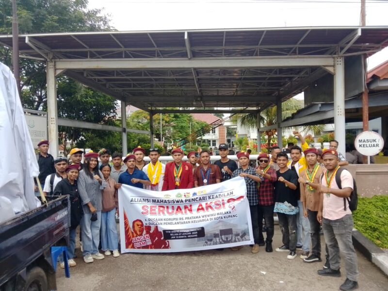 Aliansi Mahasiswa Pencari Keadilan menggelar aksi di Kejati NTT terkait dugaan korupsi RS Pratama Wewiku, Kabupaten Malaka. (Doc.Istimewa)
‎