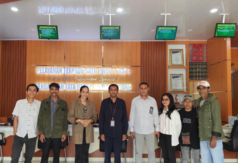 Usai Audiensi Walhi NTT dengan Pihak PTUN Kupang Sekaligus Penyerahan Amicus Curiae (Sumber Foto : Doc. Media Walhi NTT)