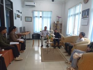 Suasana dalam ruangan saat Audiensi Berlangsung, Tim dari Walhi NTT bersama perwakilan Pihak PTUN Kupang (Ketua Panitra PTUN Kupang : Jimmiy W. Molle, S.H., M.H.. ‎Humas PTUN Kupang : SPYENDIK BERNADUS BLEGUR, SH) di Ruang Tunggu PTUN Kupang.(foto/Doc.Walhi NTT).