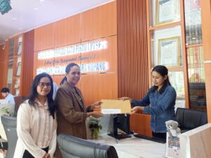 Penyerahan dokumen amicus curiae kepada petugas Pelayanan Terpadu Satu Pintu (PTSP) sebagai bagian dari upaya dukungan hukum dan partisipasi publik(Sumber foto:Doc.Media Walhi NTT)