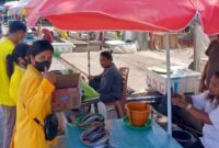 Mahasiswa KOMPALA UT Salut Dewantara Borong saat menggalang dana di Terminal Borong untuk korban longsor Desa Goreng Meni, Kamis (29/1/2026). (Foto: Doc. KOMPALA UT)
‎