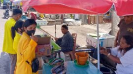 Mahasiswa KOMPALA UT Salut Dewantara Borong saat menggalang dana di Terminal Borong untuk korban longsor Desa Goreng Meni, Kamis (29/1/2026). (Foto: Doc. KOMPALA UT)
‎