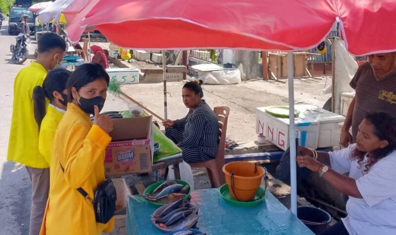 Mahasiswa KOMPALA UT Salut Dewantara Borong saat menggalang dana di Terminal Borong untuk korban longsor Desa Goreng Meni, Kamis (29/1/2026). (Foto: Doc. KOMPALA UT)
‎