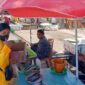 Mahasiswa KOMPALA UT Salut Dewantara Borong saat menggalang dana di Terminal Borong untuk korban longsor Desa Goreng Meni, Kamis (29/1/2026). (Foto: Doc. KOMPALA UT)
‎