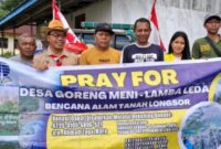 Penyerahan bantuan kepada pihak korban.Foto:Doc.Newsline/SRT 