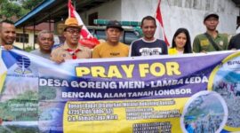 Penyerahan bantuan kepada pihak korban.Foto:Doc.Newsline/SRT 