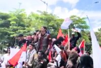Orasi Politik Ketua Umum FMN PP dan Mahasiswa dari berbagai organisasi di depan Gedung DPRD NTT.Foto:(Doc.FMN)