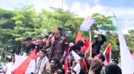Orasi Politik Ketua Umum FMN PP dan Mahasiswa dari berbagai organisasi di depan Gedung DPRD NTT.Foto:(Doc.FMN)