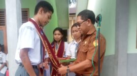 Kepala SMAN 1 Pocoranaka, Ferdinandus Fifardin, M.Pd., mengambil sumpah pengurus OSIS 2026/2027saat pelantikan di lapangan sekolah, Senin (2/2/2026). Foto:Doc.Neswline/kelfin 