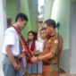 Kepala SMAN 1 Pocoranaka, Ferdinandus Fifardin, M.Pd., mengambil sumpah pengurus OSIS 2026/2027saat pelantikan di lapangan sekolah, Senin (2/2/2026). Foto:Doc.Neswline/kelfin 