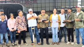 Antonius Yohanes Bala bersama kuasa hukumnya saat konferensi pers di Polda NTT, (4/2/2026). Dok. Media WALHI NTT.

