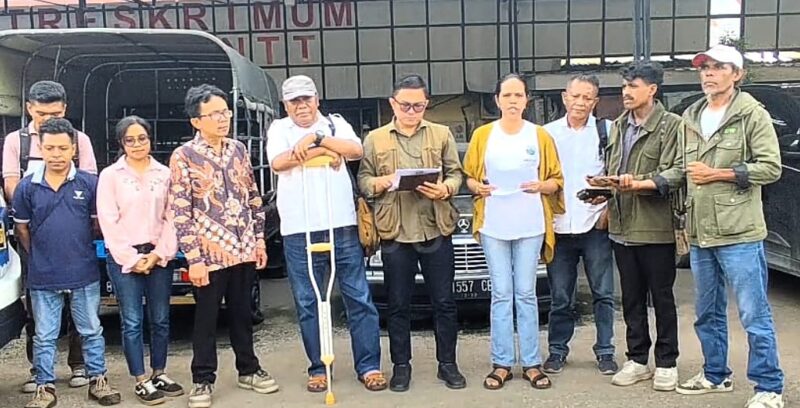 Antonius Yohanes Bala bersama kuasa hukumnya saat konferensi pers di Polda NTT, (4/2/2026). Dok. Media WALHI NTT.
