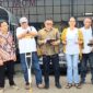 Antonius Yohanes Bala bersama kuasa hukumnya saat konferensi pers di Polda NTT, (4/2/2026). Dok. Media WALHI NTT.
