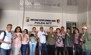 Anton Yohanis Bala, S.H bersama perwakilan dari LSM Walhi NTT, Konsorsium Pembaruan Agraria (KPA), Solidaritas Perempuan Flobamoratas, PPMAN dan Kuasa Hukum Sebelum Pemeriksaan berlangsung. Sumber ; Doc. Media Walhi NTT
