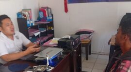 Silverius Berek alias Suda Beti saat menyampaikan laporan dugaan pencemaran nama baik di SPKT Polres Belu, Rabu (4/2/2026). Foto:(Doc.Istimewa)
‎