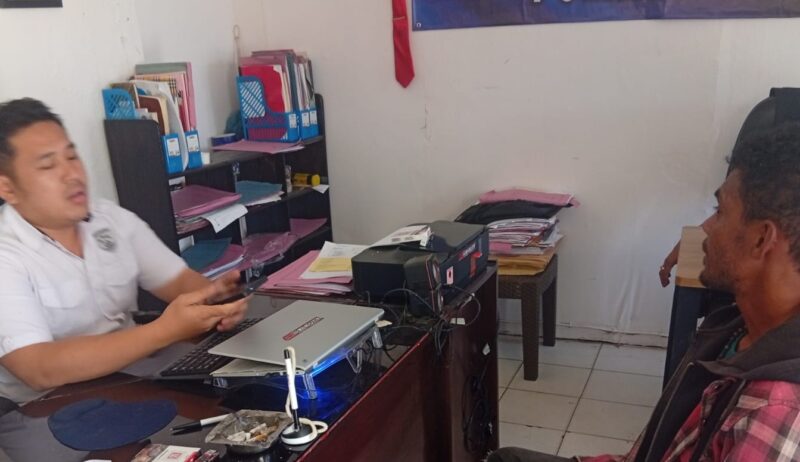 Silverius Berek alias Suda Beti saat menyampaikan laporan dugaan pencemaran nama baik di SPKT Polres Belu, Rabu (4/2/2026). Foto:(Doc.Istimewa)
‎