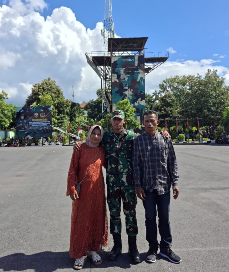 Prada Irawansyah, foto bersama kedua orangtuanya usai pelantikan.(Foto:Doc. Neswline/SRT)