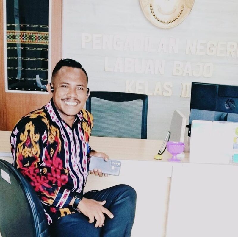 Dr.Yulianus Bria Nahak, S.H., M.H., kuasa hukum Tergugat, Memberikan keterangan usai putusan PN Atambua.Foto:(Doc.Dr.Yulianus Kuasa Hukum Tergugat/)
‎