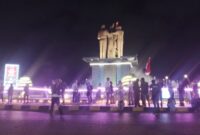 Peserta aksi menyalakan lilin di Bundaran Tirosa Kota Kupang, Sebagai 
‎Simbol Duka dan Solidaritas atas Meninggalnya Yohanes B. Roja,Sabtu Malam7/2/2026. Foto:(Doc.Istimewa)