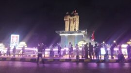Peserta aksi menyalakan lilin di Bundaran Tirosa Kota Kupang, Sebagai 
‎Simbol Duka dan Solidaritas atas Meninggalnya Yohanes B. Roja,Sabtu Malam7/2/2026. Foto:(Doc.Istimewa)