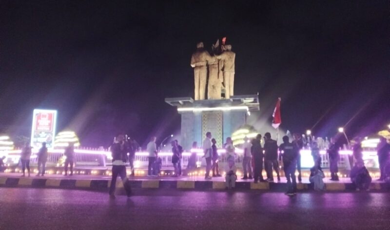 Peserta aksi menyalakan lilin di Bundaran Tirosa Kota Kupang, Sebagai 
‎Simbol Duka dan Solidaritas atas Meninggalnya Yohanes B. Roja,Sabtu Malam7/2/2026. Foto:(Doc.Istimewa)