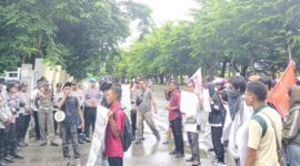 Aksi mahasiswa ALIRAN di depan Kantor Gubernur NTT, Kupang, Senin (9/2/2026). Foto:(Doc.Istimewa)