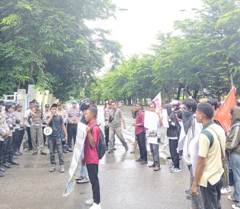 Aksi mahasiswa ALIRAN di depan Kantor Gubernur NTT, Kupang, Senin (9/2/2026). Foto:(Doc.Istimewa)