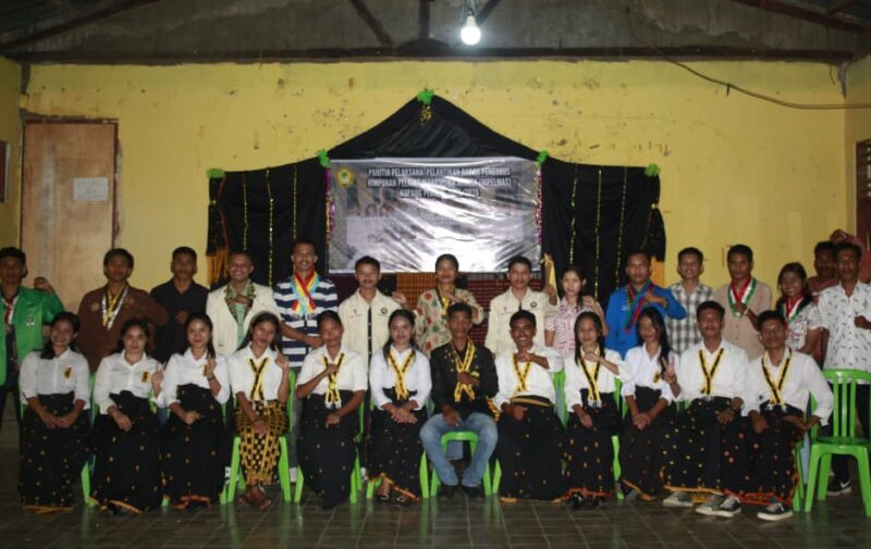 Pengurus HIPELMAS Kupang Periode 2025–2026 saat pelantikan di Gedung STIMIK Kupang, Sabtu (7/2/2026). Foto:(Doc.Newsline/Hefri)
‎