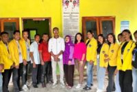 Mahasiswa Kelompok 28 UKAW Kupang bersama Kepala Desa dan Staf Desa Nitneo saat pemaparan program pengabdian masyarakat di Desa Nitneo, Kupang Barat, NTT.Foto:Doc.Kelompok 28/Okto/