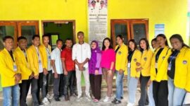 Mahasiswa Kelompok 28 UKAW Kupang bersama Kepala Desa dan Staf Desa Nitneo saat pemaparan program pengabdian masyarakat di Desa Nitneo, Kupang Barat, NTT.Foto:Doc.Kelompok 28/Okto/