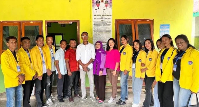 Mahasiswa Kelompok 28 UKAW Kupang bersama Kepala Desa dan Staf Desa Nitneo saat pemaparan program pengabdian masyarakat di Desa Nitneo, Kupang Barat, NTT.Foto:Doc.Kelompok 28/Okto/