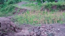 Kondisi jalan menuju Gereja di Dusun Ropolete, Desa Fulur, Kecamatan Lamaknen, Kabupaten Belu, rusak parah akibat longsor sejak 2017.Foto:(doc.istimewa)