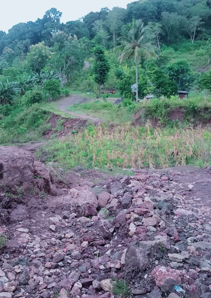 Kondisi jalan menuju Gereja di Dusun Ropolete, Desa Fulur, Kecamatan Lamaknen, Kabupaten Belu, rusak parah akibat longsor sejak 2017.Foto:(doc.istimewa)